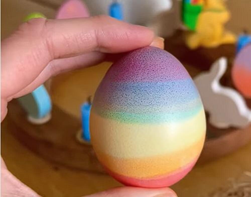 Uskršnje jaje u bojama duge