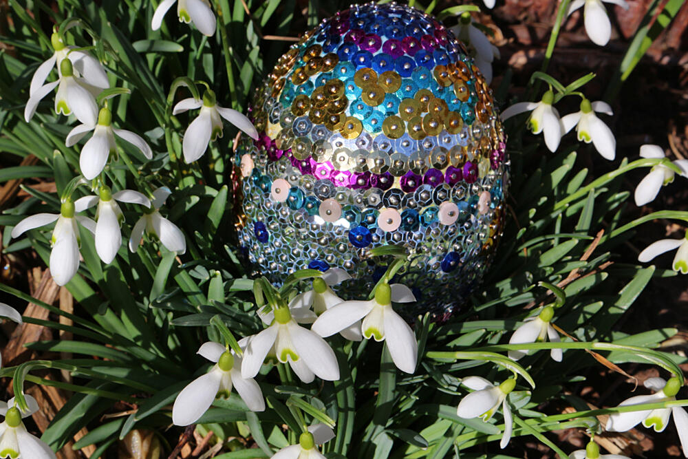 Uskršnje jaje ukrašeno šljokicama među visibabama