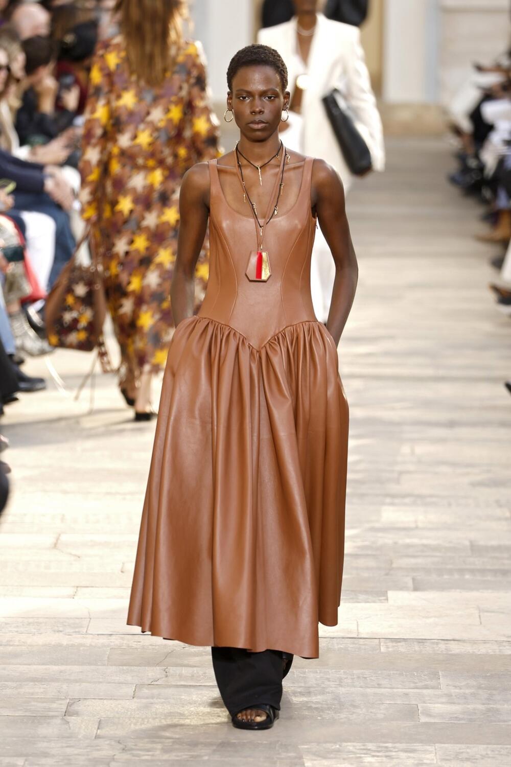 Haljina niskog struka u novoj SS26 kolekciji brenda Gabriela Hearst