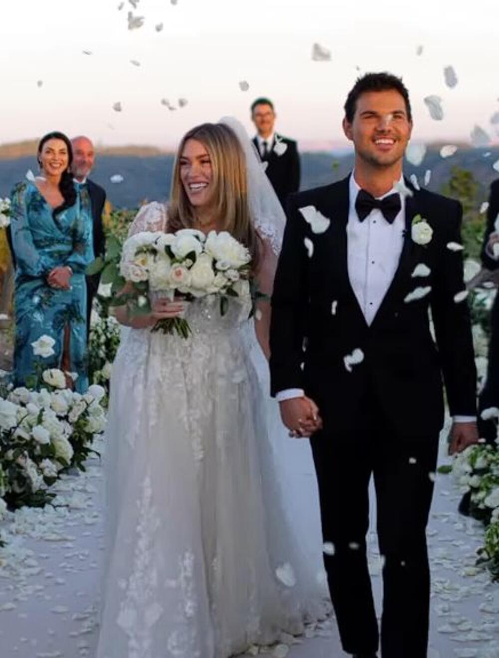 Tejlor Lotner i Tejor Doum
Lotner je svoju imenjakinju i današnju ženu upoznao preko sestre, koja ih je spojila 2018. godine. Ona je medicinska sestra, a glumac često ističe koliko ga ovaj odnos drži "čvrsto na zemlji". Verili su se 2021, venčali godinu dana kasnije, a nedavno su saopštili da čekaju prvo dete.