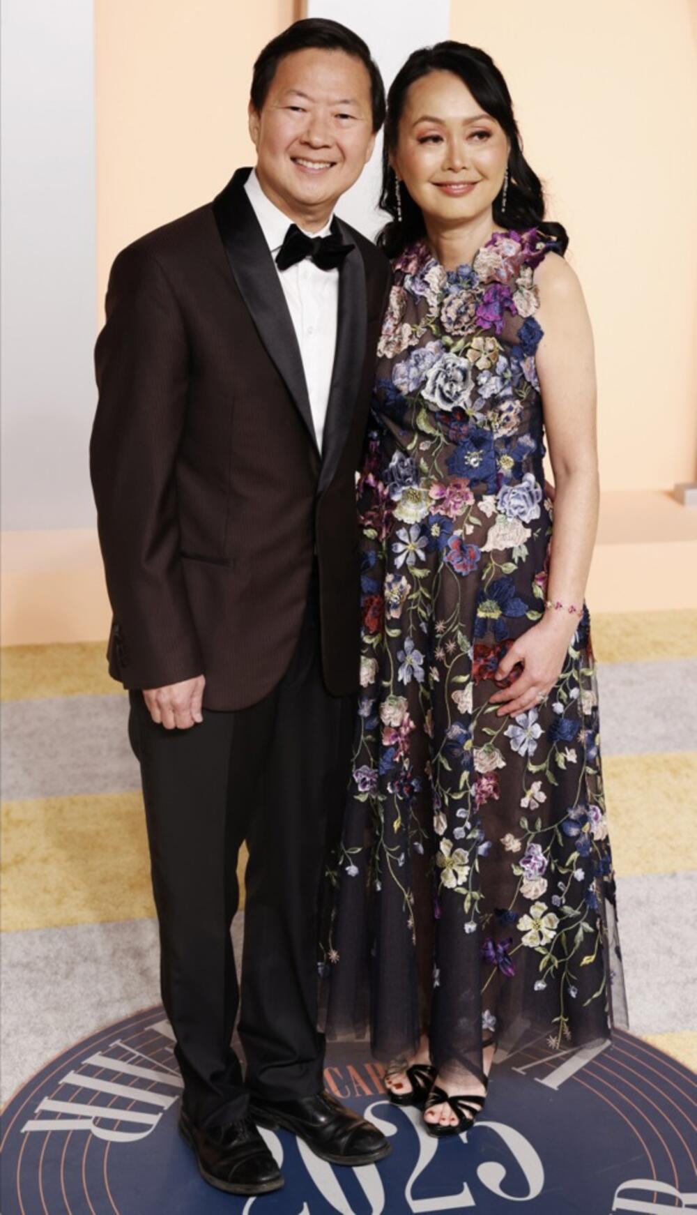 Ken Jeong i Tran Ho
Pre nego što je postao poznati komičar i glumac, Ken Jeong je godinama radio kao lekar. U tom periodu upoznao je Tran Ho, koja je, takođe, doktorka. Venčali su se 2004. i danas imaju blizance.