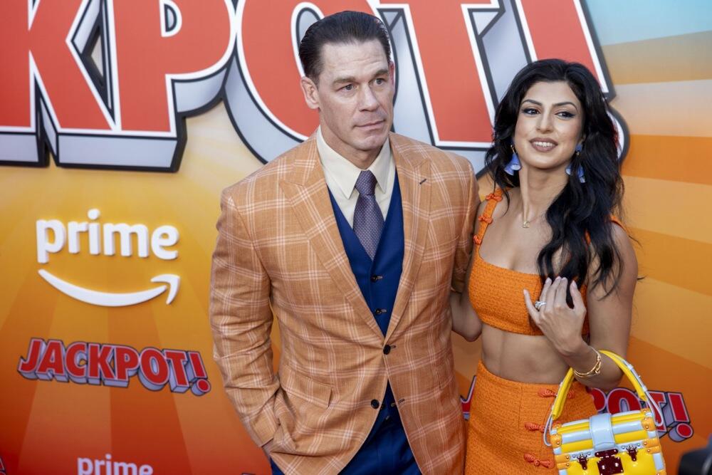 Džon Sina i Šej Šarijacadeh
Nekadašnji borac, danas glumac upoznao je današnju suprugi početkom 2019. u restoranu u Vankuveru, a venčali su se već naredne godine. Ona je inženjerka, a njega je, kako kaže, osvojila inteligencijom i samostalnošću.