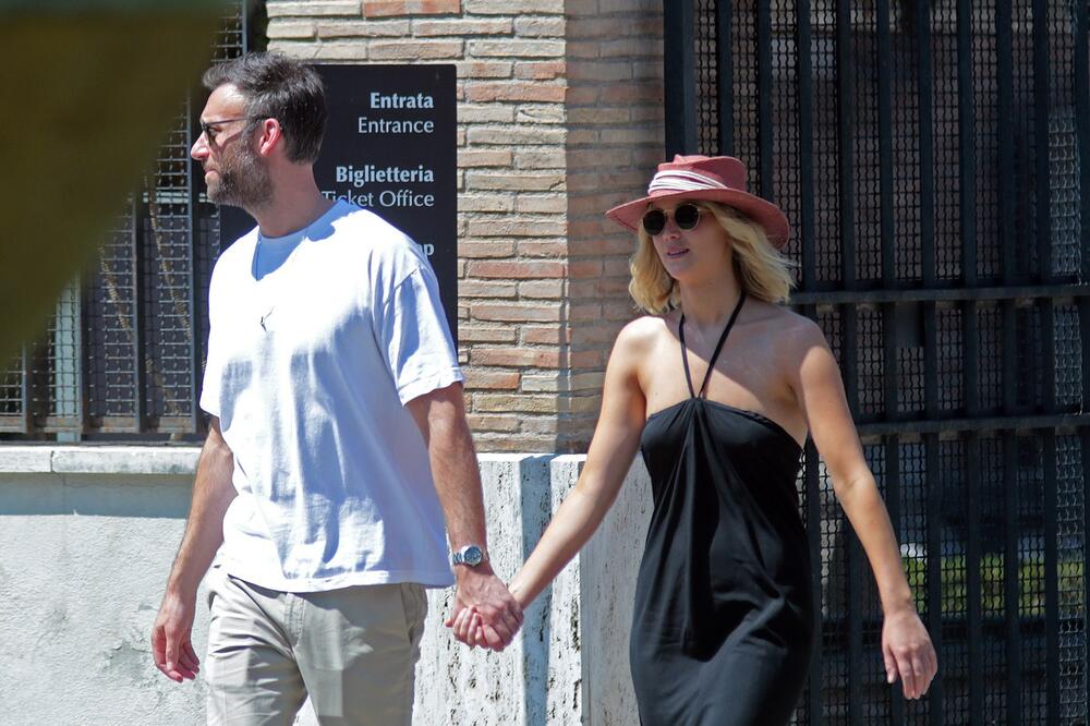 Dženifer Lorens i Kuk Maroni
Oskarovka je srela današnjeg muža 2018. preko zajedničkog prijatelja, a venčali su se već naredne godine. On vodi umetničku galeriju, a Dženifer je istakla da joj prija što nije deo Holivuda.