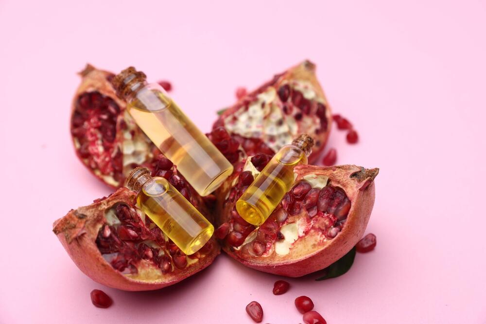 Ulje semenki nara vidno podmlađuje kožu, poboljšava elastičnost kože, smanjuje pojavu bora, pomaže u otčepljivanju pora