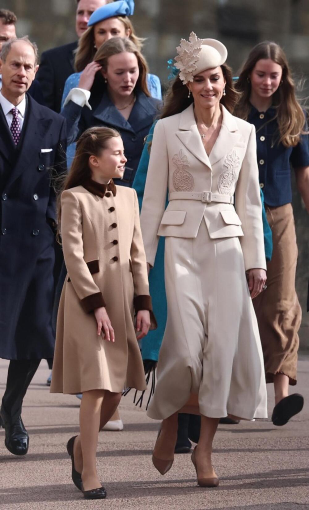 Princeze Šarlot i Ketrin ispred Kapele Sv. Đorđa