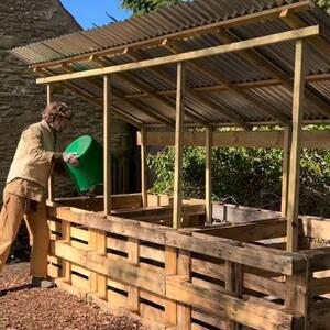 Kako napraviti komposter od paleta? Praktično rešenje da dobijete besplatan humus od kojeg će vaše biljke rasti kao lude