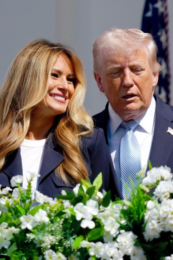 Buknule terorije zavere, to je njena dvojnica: Melanija Tramp izašla na balkon Bele kuće, šuška se "to nije ona"