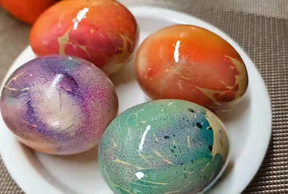 Farbanje jaja flomasterima i ubrusom