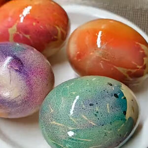 Bez brojnih prljavih šerpi, brzo i praktično: Jednostavna, a predivna tehnika farbanja jaja kojoj ćete se vraćati stalno