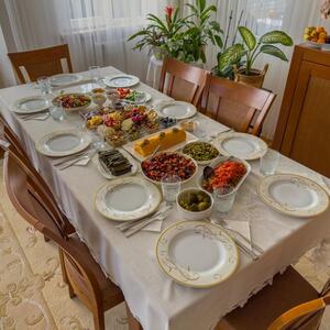 Predlog jelovnika za Veliki petak: Od pite i salate, preko ribe na više načina, do najukusnije cigaret baklave