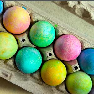 Najlakši način da farbate uskršnja jaja sa decom: Sve što vam treba je pirinač, prehrambena boja i plastična kesa