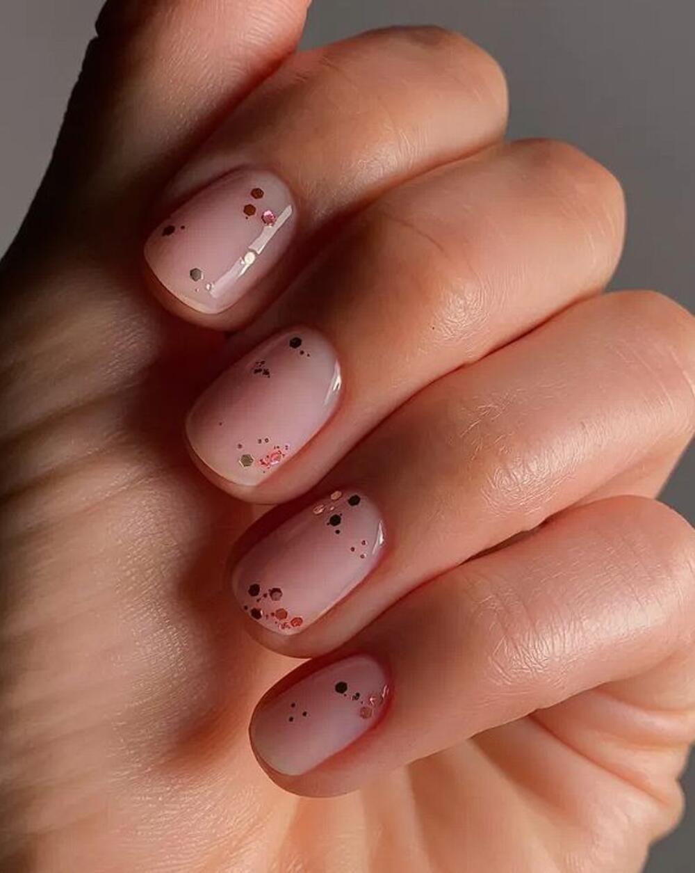 Svetlucavi, kratki nokti za proleće 2026.