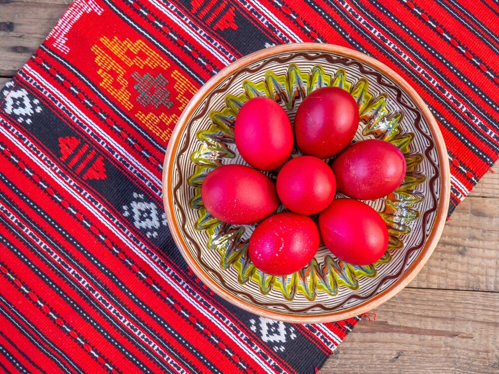 Uskršnja jaja u korpi ofarbana u crvenu boju