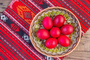 Farbanje jaja mlevenom paprikom se izvodi brzo i lako: Prirodan metod za najlepšu crvenu boju u uskršnjoj korpici