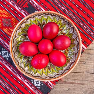 Farbanje jaja mlevenom paprikom se izvodi brzo i lako: Prirodan metod za najlepšu crvenu boju u uskršnjoj korpici