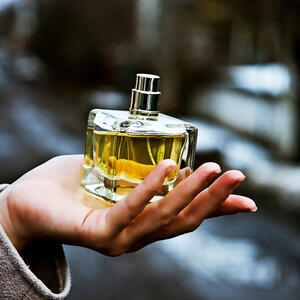 2-3 kapi ujutru i mirišete do kasne večeri: Ova vrsta parfema traje najduže na koži, a 5 modela je naročito moćno