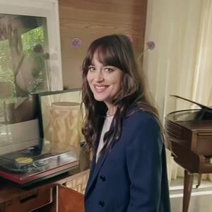 Zbogom bež dosadi! Trik Dakote Džonson za luksuzan, ali topao dom je trend za kojim su dizajneri enterijera poludeli