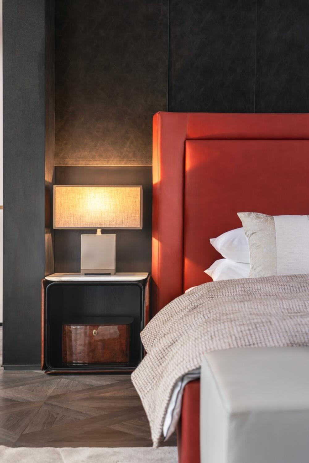 Kombinacija tamnog drveta i crvene boje postiže luksuzan izgled