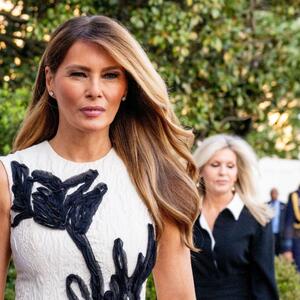 Za susret sa kraljicom odabrala je SUVU ELEGANCIJU: Modni okršaj Melanije Tramp i kraljice Maksime