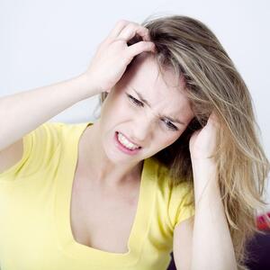 Zašto svrbi koža glave? 12 simptoma koje nikada ne bi trebalo da ignorišete