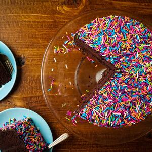 Sočan dezert iz jedne činije: Recept za čokoladnu tortu koja se sprema bukvalno za 15 minuta (MERA NA ŠOLJE)