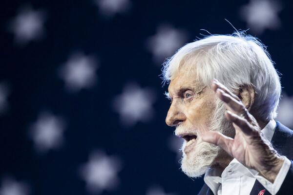 Dik van Dajk ima 100 godina, a ovu iznenađujuću kombinaciju jede svaki dan: Omiljeni dezert je obavezan pre spavanja