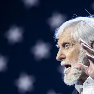 Dik van Dajk ima 100 godina, a ovu iznenađujuću kombinaciju jede svaki dan: Omiljeni dezert je obavezan pre spavanja