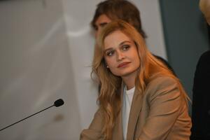 "Ne živimo zajedno već dve godine..." Glumica Mina Sovtić otkrila detalje kraha srednjoškolske ljubavi