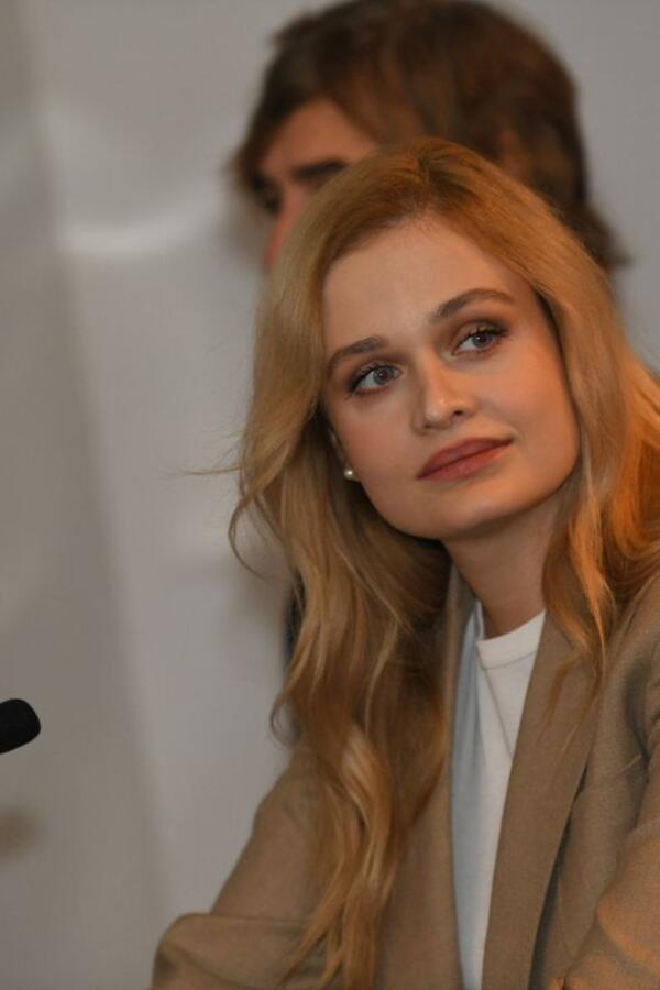 "Ne živimo zajedno već dve godine..." Glumica Mina Sovtić otkrila detalje kraha srednjoškolske ljubavi