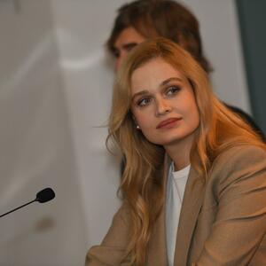 "Ne živimo zajedno već dve godine..." Glumica Mina Sovtić otkrila detalje kraha srednjoškolske ljubavi