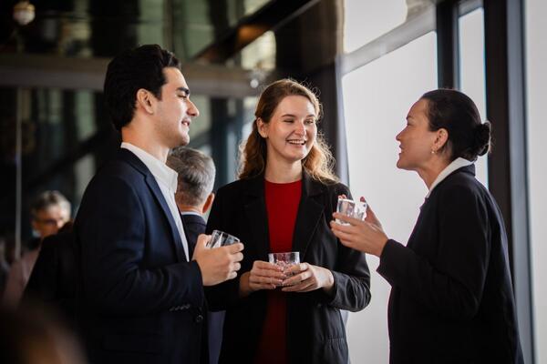 3 "magične" fraze koje vas odmah čine mnogo simpatičnijim: Stručnjak za javni nastup otkriva tajnu veštinu komunikacije