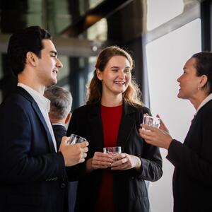 3 "magične" fraze koje vas odmah čine mnogo simpatičnijim: Stručnjak za javni nastup otkriva tajnu veštinu komunikacije