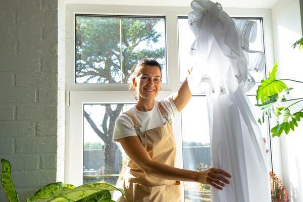 Sve što vam treba je lavor i 2 sastojka iz kuhinje: Domaća mućkalica koja ZAVESAMA od TILA vraća blistavo belu boju