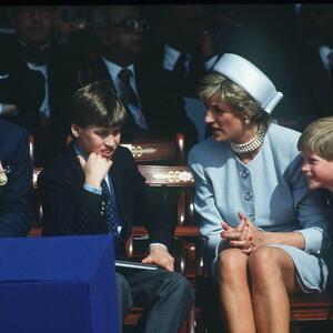 Zašto je princeza Dajana lakirala nokte u crveno nakon razvoda od Čarlsa? Terala je inat kraljici, ali nije samo to