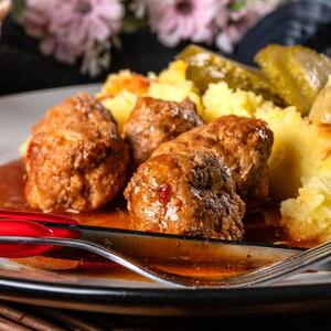 Sočne ćufte u kremastom sosu od pečuraka: Ručak ili večera koja osvaja na prvi zalogaj (RECEPT)