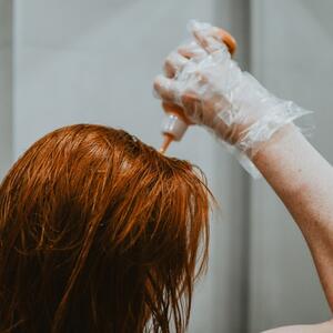 7 prirodnih načina za farbanje kose: Bez obzira želite li crvenu, tamnu ili zlatnu nijansu &ndash; sve već imate u kući!