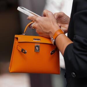 Neobičan trik kojim se generacija Z bori protiv stresa: "Torbica za paniku" je viralni trend o kom svi pričaju