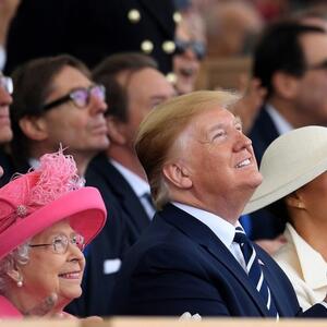 Vešta imitatorka kad se reflektori ugase: Kraljica Elizabeta se iza leđa rugala Melaniji Tramp i još jednoj prvoj dami