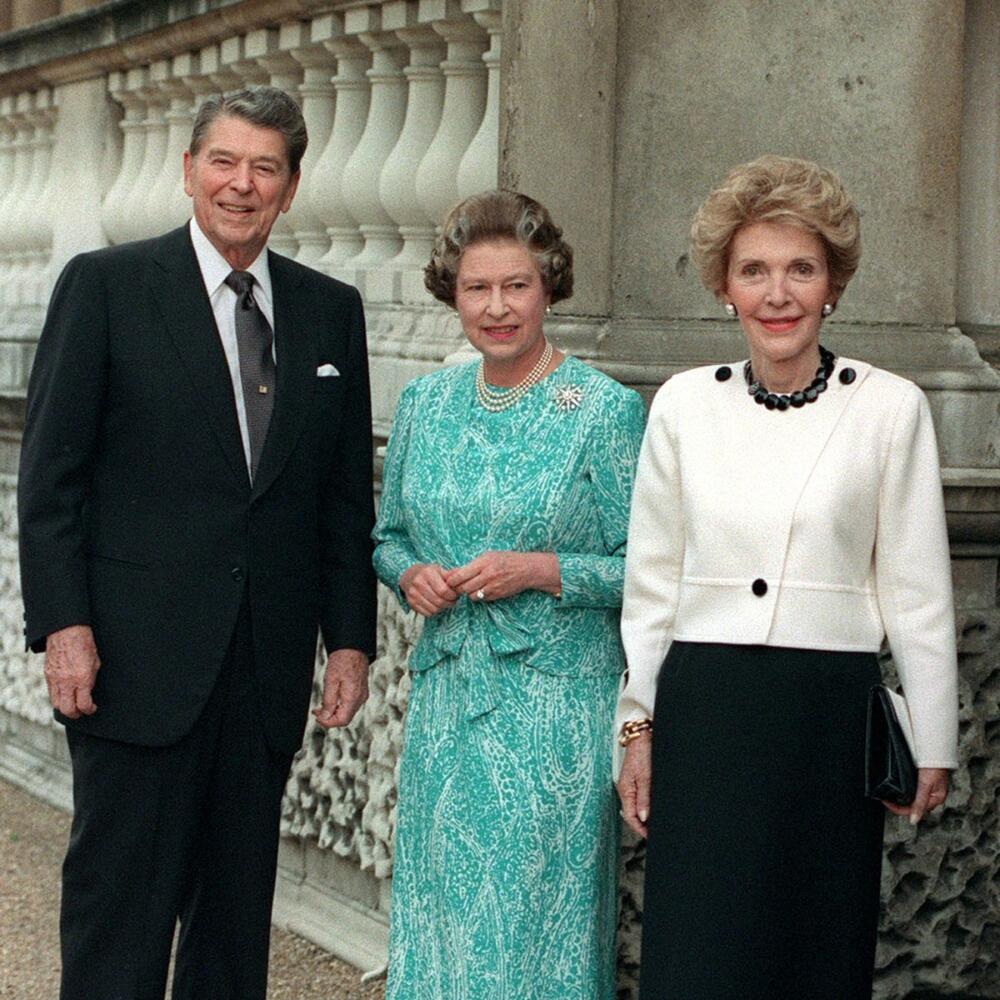 Ronald Regan, kraljica Elizabeta II i Nensi Regan u Bakingemskoj palati 1989. godine