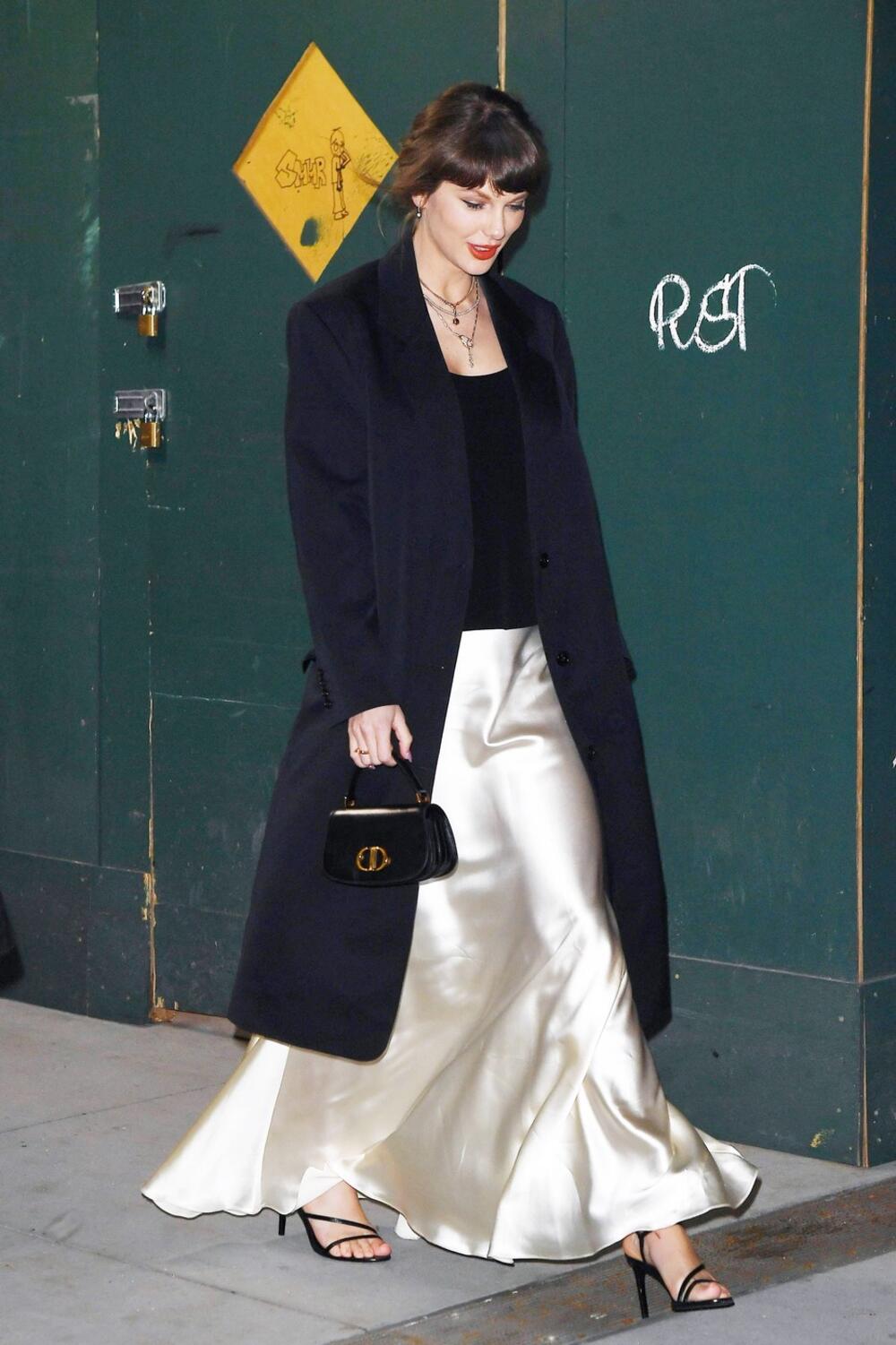 Tejlor Svift u lepršavoj beloj suknji od satena