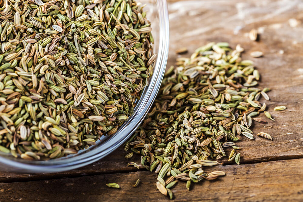 Seme komorača je izuzetno bogato vitaminima, mineralima i vlaknima, što ga čini snažnim dodatkom ishrani za poboljšanje imuniteta i probave. Sadrži visok nivo vitamina C, kao i vitamine A, E i B-kompleksa