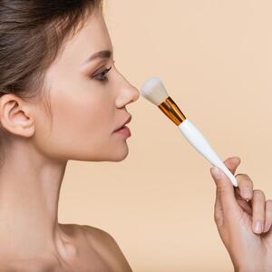 Manji i uži nos bez plastične operacije: Trik za šminkanje koji zovu "lažna rinoplastika" potpuno menja izgled lica