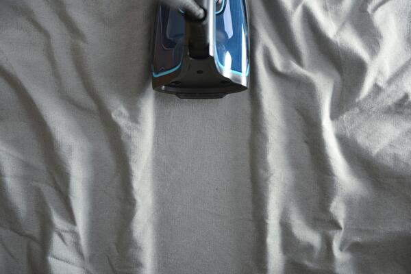 Prsnite ovo pred peglanje i završićete za minut &ndash; a možda ga i izbegnete! Proveren trik za vaš gladak i ravan kao staklo