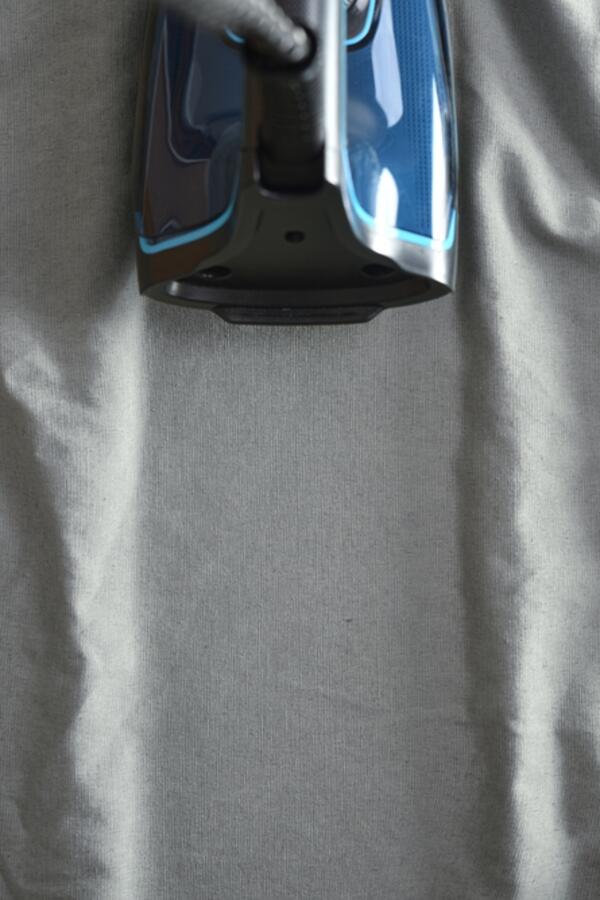 Prsnite ovo pred peglanje i završićete za minut &ndash; a možda ga i izbegnete! Proveren trik za veš gladak i ravan kao staklo