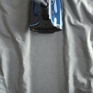 Prsnite ovo pred peglanje i završićete za minut &ndash; a možda ga i izbegnete! Proveren trik za vaš gladak i ravan kao staklo