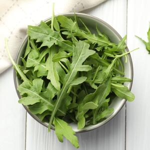 Snižava rizik od najopasnijih bolesti: 2 grupe ljudi ipak treba da pripaze s rukolom, ljutkastom salatom koja ide uz sve