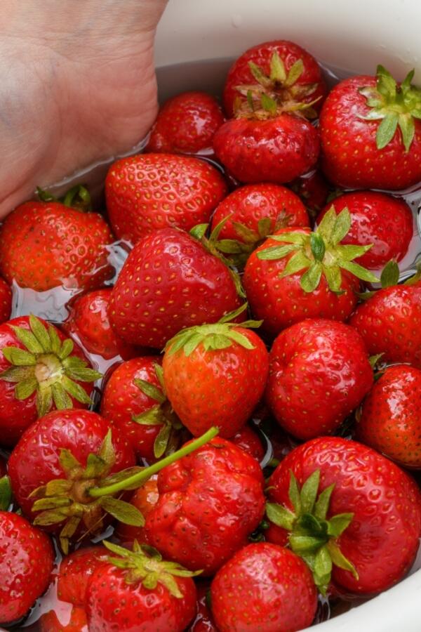 Kako se pravilno peru jagode? Postoje dva načina pomoću kojih ćete ukloniti sve pesticide i bakterije