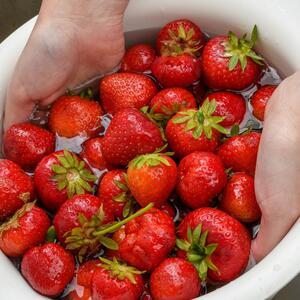 Kako se pravilno peru jagode? Postoje dva načina pomoću kojih ćete ukloniti sve pesticide i bakterije