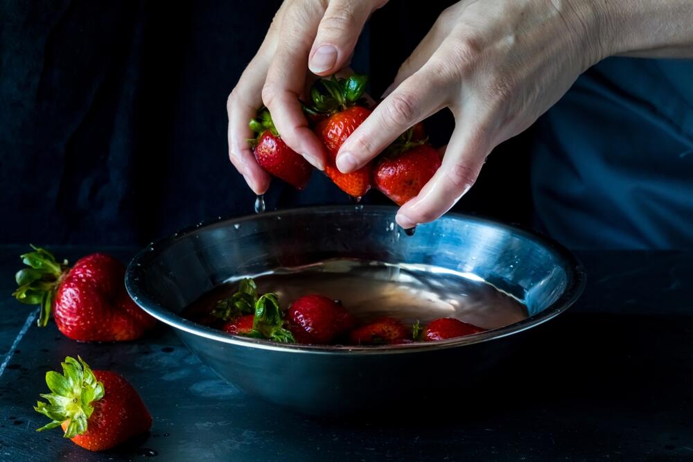 Sirće i soda bikarbona su vam pravi saveznici ako želite da uklonite sve pesticide i bakterije iz jagoda.