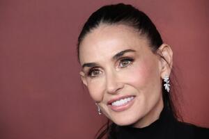 Šik izdanje Demi Mur iz modnih udžbenika: Leopard print + crni džemper su odlična kombinacija za svaku priliku